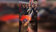 Sramotna slika iz prestonice Albanije: Navijači s osmesima i uz krike ushićenja pale srpsku zastavu