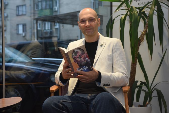 Mladen Milinov sa romanom "Šutnja" pobednik drugog konkursa izdavaštva "Booka" Mladen Milinov sa romanom "Šutnja" pobednik drugog konkursa izdavaštva "Booka"