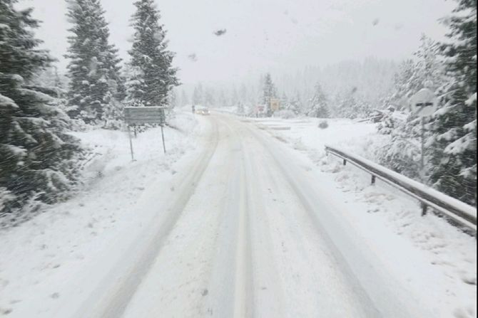 Zavejani putevi u Zapadnoj Srbiji, sneg