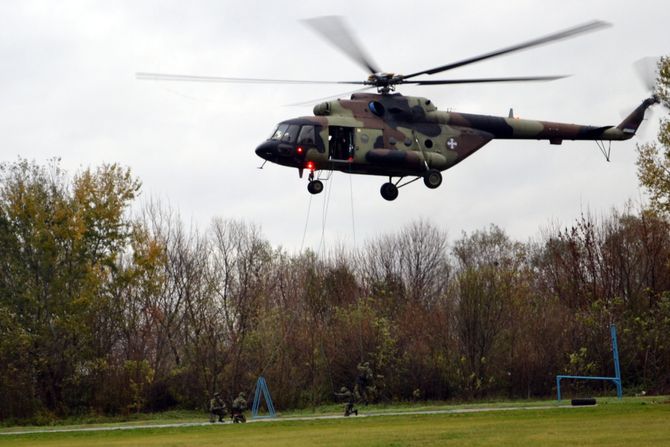 Redovna obuka pripadnika 63. padobranske brigade