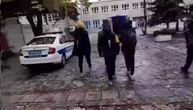 Prvi snimak sa mesta užasa u Železniku: Maloletnik izbo tinejdžera, sve vrvi od policije