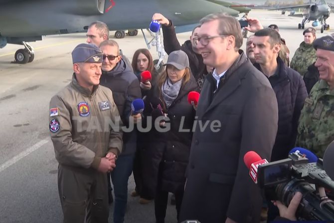 Aleksandar Vućić, Batajnica, obilazak aerodroma