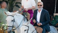 Džordž Kluni izgleda kao vitez na belom konju čak i kad jaše magarca: Sa bradom je još muževniji