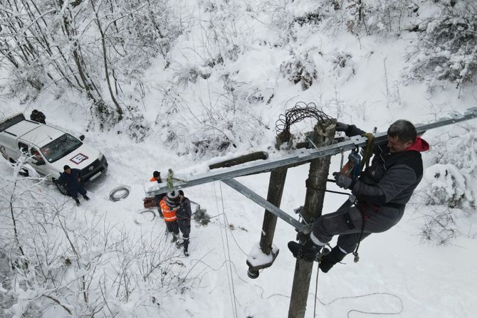 Radnici Elektrodistribucije, zavejano, sneg