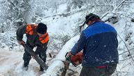 "Moraćemo da se dozivamo s brda na brdo": Meštani ivanjičkih sela bez struje i signala, sneg oštetio repetitor