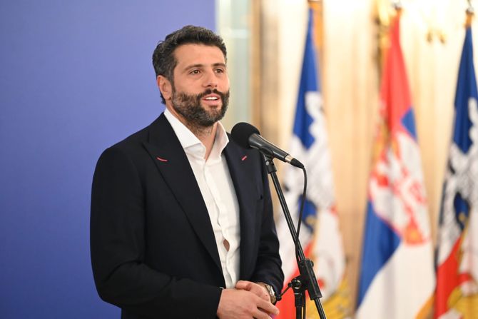 Aleksandar Šapić sa decom sa KiM