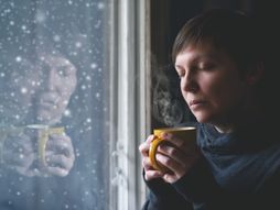 Usamljena žena pije šoljicu kafe kafa sneg