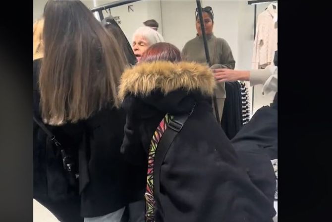 žene se otimaju oko jakne u zari žene se otimaju oko jakne u zari