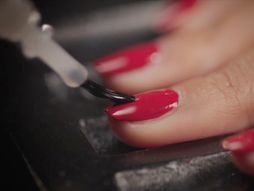 AI lakiranje noktiju