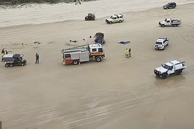 Plaža kvinslend prevrnuo se auto