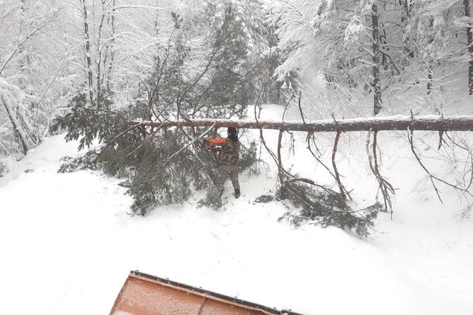 Vlasina, jablanički okrug sneg  vejavica, sneži smetovi, putevi blokirani...