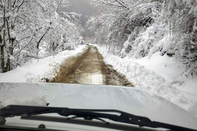 Vlasina, jablanički okrug sneg  vejavica, sneži smetovi, putevi blokirani...