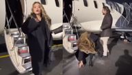 Rita Ora došla na Kosovo da slavi rođendan, čim je izašla iz aviona, sagnula se: 3 poteza je napravila