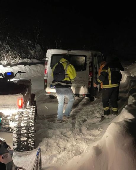 Sneg vatrogasci spasioci iz zavejanog autobusa na putnom pravcu Vranje - Kriva Feja,  Sokolovac, evakuisali građane