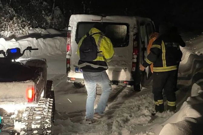 Sneg vatrogasci spasioci iz zavejanog autobusa na putnom pravcu Vranje - Kriva Feja,  Sokolovac, evakuisali građane