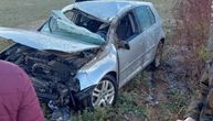 Automobilom sleteo sa kolovoza, pa završio u njivi: Smrskano vozilo izvlačili meštani