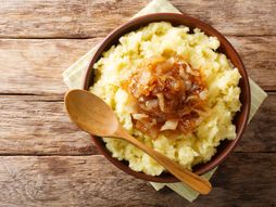 Pire krompir, pire sa dinstanim lukom