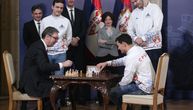 "Sedi, Aleksandre, da te pobedim": Vučić objavio video na kom "odmerava snage" sa našim najboljim šahistom