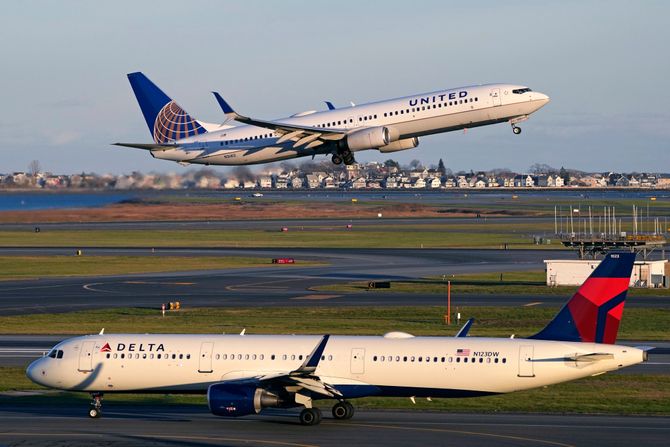 Avion aerodrom Junajted Erlajnz United Airlines Delta Airlines Logan Boston Avion aerodrom Junajted Erlajnz United Airlines Delta Airlines Logan Boston