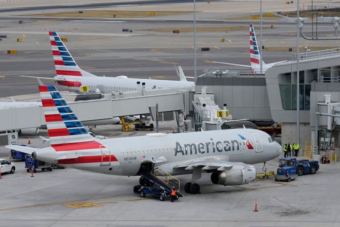 Avion aerodrom Njujork Ameriken Erlajnz American Airlines LaGuardia