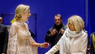 Susret kraljice Maksime i prve dame Brižit Makron: Večernja elegancija nasuprot pariskom dnevnom šiku