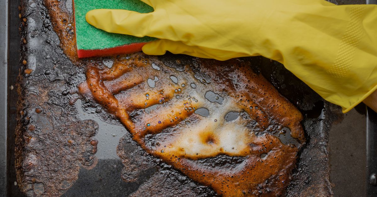 Kako očistiti pleh od rerne bez ribanja - trik kuvara koji skida i najtvrdokorniju masnoću