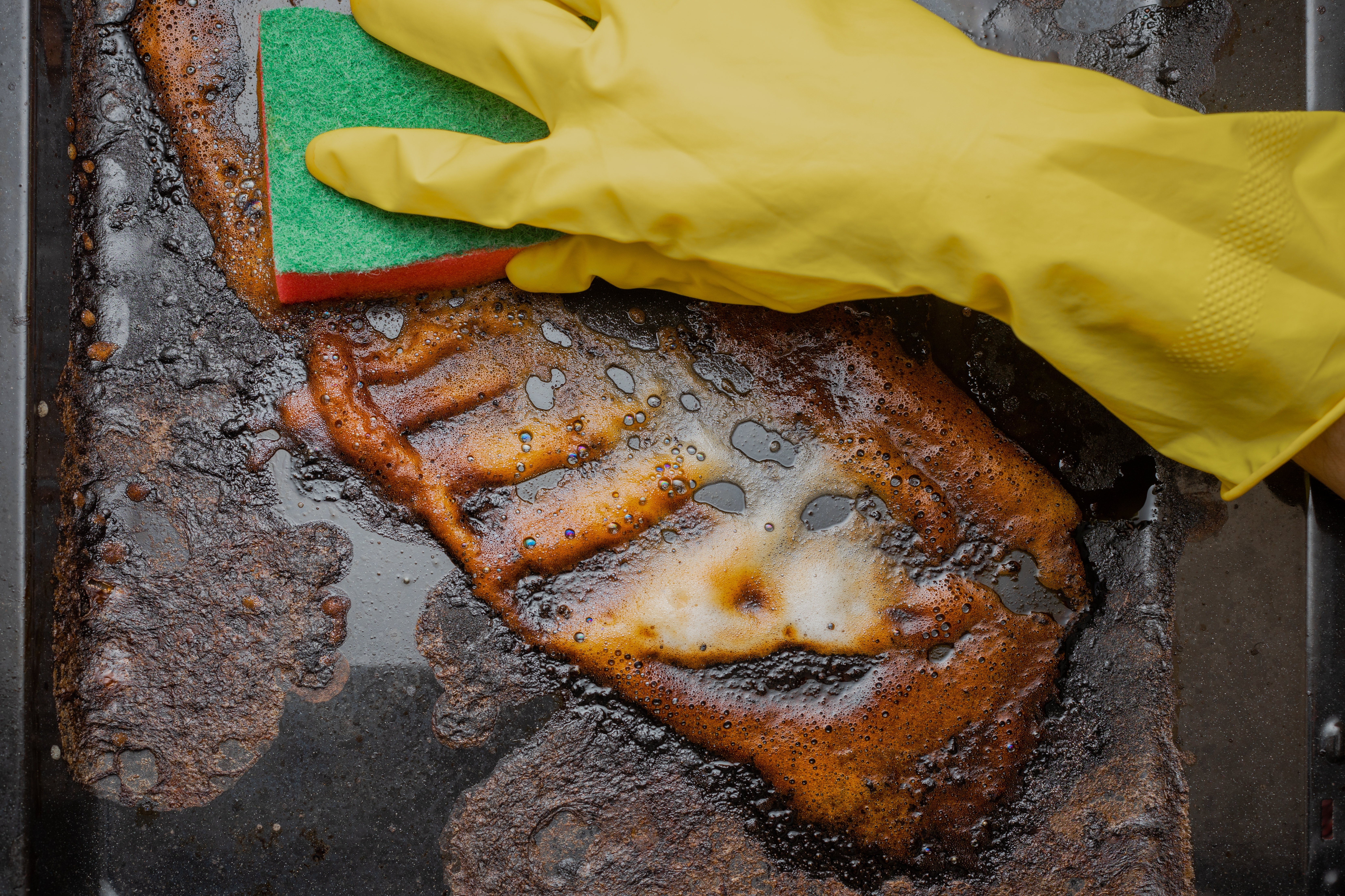 Kako očistiti pleh od rerne bez ribanja - trik kuvara koji skida i najtvrdokorniju masnoću