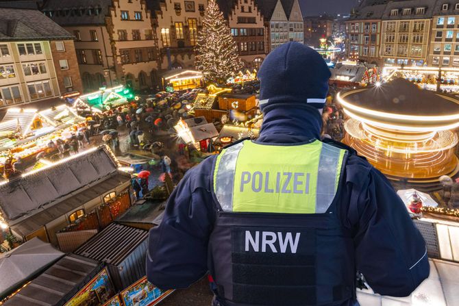 Frankfurt, policija, božićni market