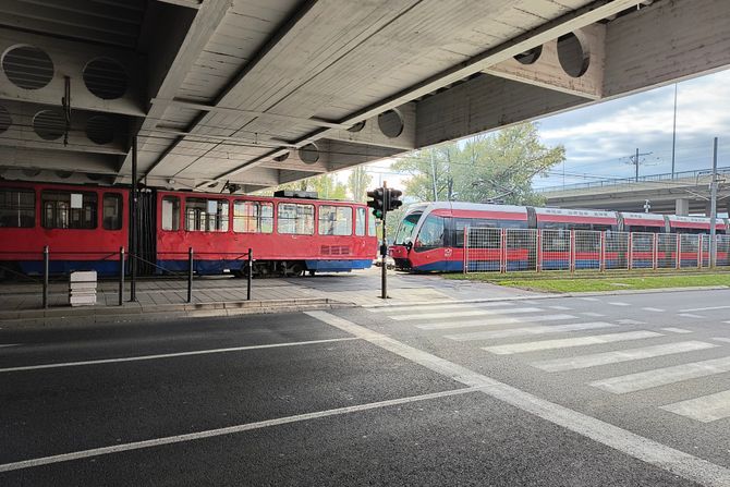 Gužva u saobraćaju, zastoj tramvaja, tramvaji stoje