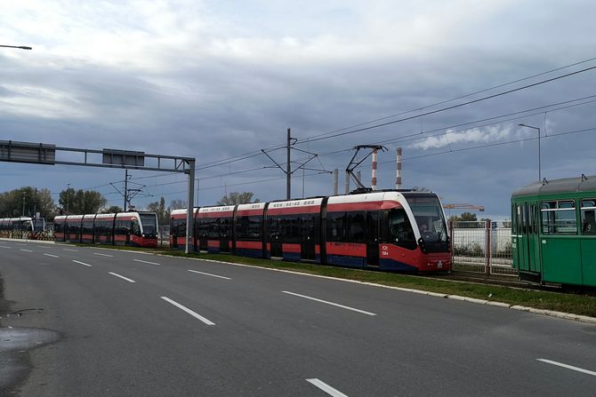 Gužva u saobraćaju, zastoj tramvaja, tramvaji stoje