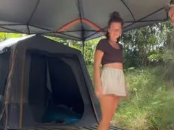 Majka dvoje dece u šatoru, Lucy Aura