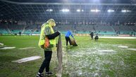 E, ovo se stvarno ne viđa svaki dan: U Ljubljani natopljen teren sušili peškirima!