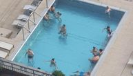 Srbi se kupaju u bazenu kao usred jula! Neverovatan prizor u Vojvodini, brčkaju se čak i deca