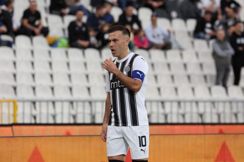 Partizan izgubio prvo mesto u Superligi: Radnički preokretom srušio  crno-bele na očajnom terenu u Nišu