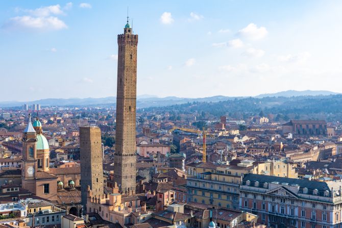 Bolonja, kula, toranj, krivi toranj u Bolonji, Italija Bolonja, kula, toranj, krivi toranj u Bolonji, Italija