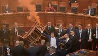 Haos u albanskom parlamentu: Opozicija postavila barikade i zapalila dimne bombe