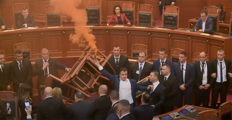 Albanija Tirana Parlament neredi baklja dim