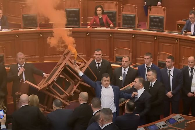 Albanija Tirana Parlament neredi baklja dim