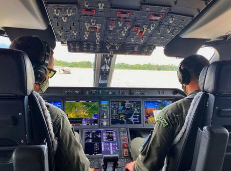 Avion Embraer KC 390 kokpit pilot