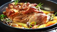 Sočan svinjski vrat sa prilogom od krompira i šargarepe: Ideja za lak ručak spremljen u rerni