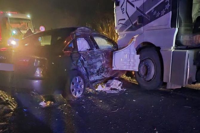 Saobraćaj sudar udes Irmovo na putu Rumenka Bački Petrovac automobil kamion