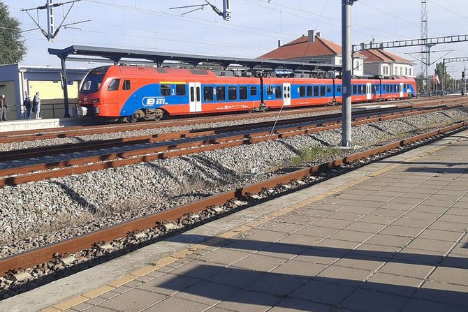 Voz, šine, pruga, vagon, železnička stanica