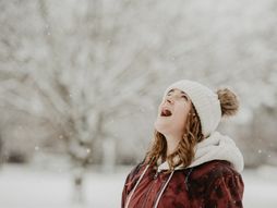 horoskop, zodijak, astrologija, devojka, sneg, pada sneg