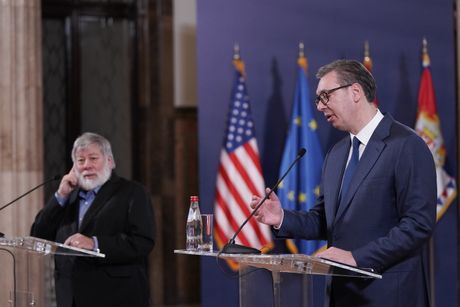 Predsednik Srbije Aleksandar Vučić izjavio je danas da će na njegov predlog, Vlada Srbije dodeliti srpske pasoše jednom od suosnivača kompanije Epl Stivu Voznijaku i njegovoj supruzi