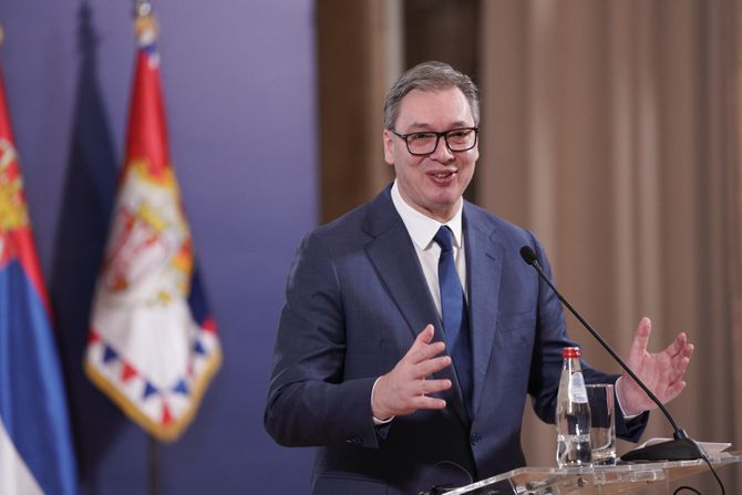 Predsednik Srbije Aleksandar Vučić izjavio je danas da će na njegov predlog, Vlada Srbije dodeliti srpske pasoše jednom od suosnivača kompanije Epl Stivu Voznijaku i njegovoj supruzi