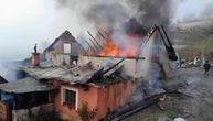 Vatrena stihija progutala kuću kod Sjenice! Petočlana porodica ostala bez krova nad glavom, a dolazi zima