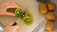 Jedan kivi dnevno donosi više od pola preporučene doze vitamina C i podržava zdravu kožu i srce