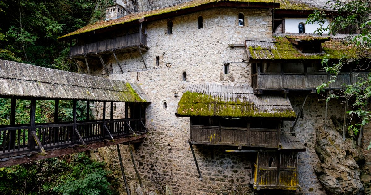 Nestvaran snimak zabeležen u blizini srpske svetinje: Biće s