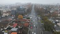 Nije akrobata nego biciklista! Šok vožnja usred Beograda: Prometna ulica, a on balansira na sedištu pored kola