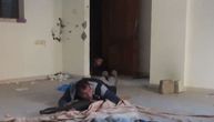 Teroristi Hamasa puze po podu kuće, a onda pucaju na izraelske vojnike: U sledećem trenutku vidi se dim